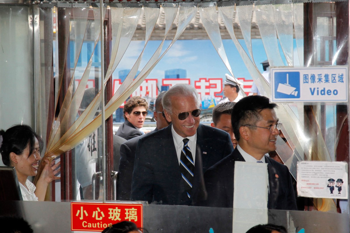 At Biden's 'noodle diplomacy' eatery, Chinese eye warming US ties - Then-US Vice President Joe Biden (C) walks behind US ambassador to China Gary Locke (R) as they arrive at a local restaurant, the Yaoji Chaogan, for lunch in Beijing on 18 August 2011. (Photo by NG HAN GUAN / POOL / AFP) 