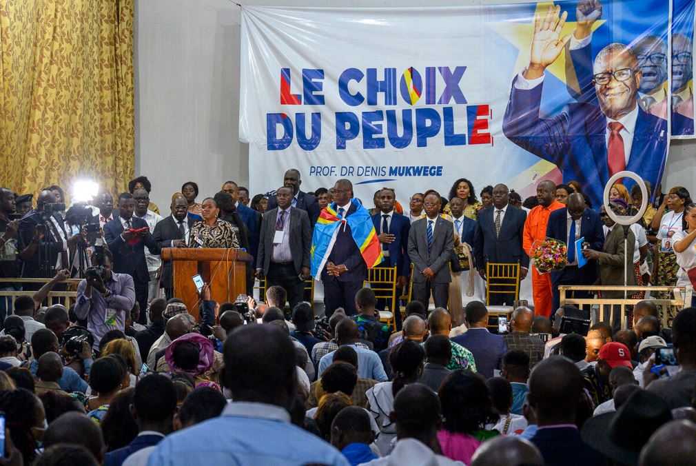 DR Congo election campaign starts with fireworks and bullets - Democratic Republic of Congo's Nobel Peace Prize winner and gynaecologist Denis Mukwege (C) addresses supporters in Kinshasa, on 2 October 2023. (Photo Arsene Mpiana / AFP)