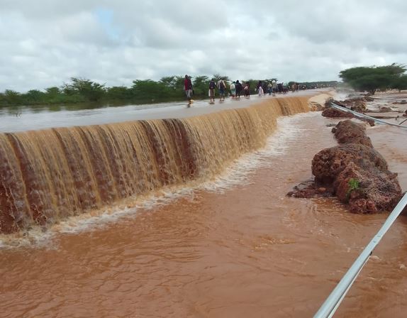 Hundreds of passengers stranded after traffic flow along Thika-Garissa Road was disrupted by floods
