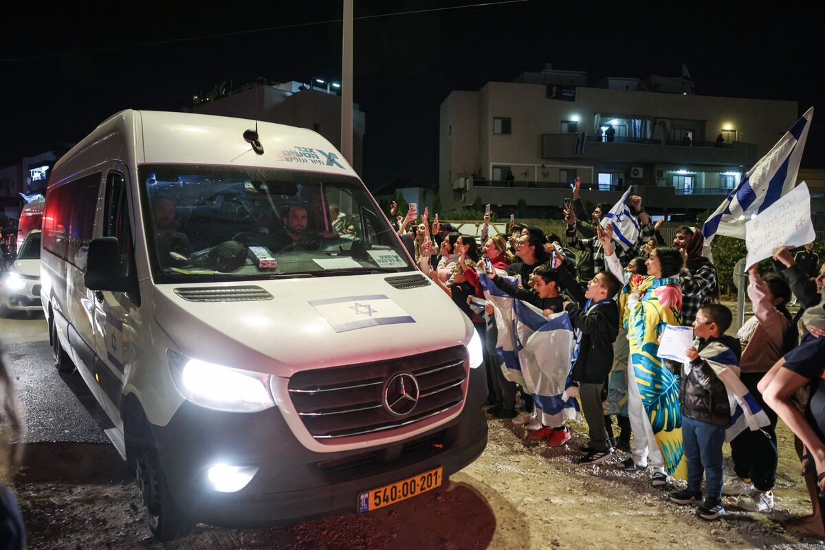 Israel, Hamas say truce extended - People cheer as a vehicle carrying former hostages drives towards an army base in Ofakim, Israel on 26 Nov 2023. (Photo: Menahem Kahana/AFP/Getty Images)