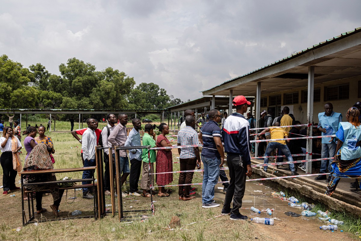 DR Congo enters second day of voting after chaotic start - Voters queue as they wait to cast their votes in a polling station at the Njanja High School in Lubumbashi on December 21, 2023. - Voting continued in the Democratic Republic of Congo on December 21, 2023 in a general election marked by severe logistical troubles that meant some polling stations never opened. (Photo by Patrick Meinhardt / AFP)