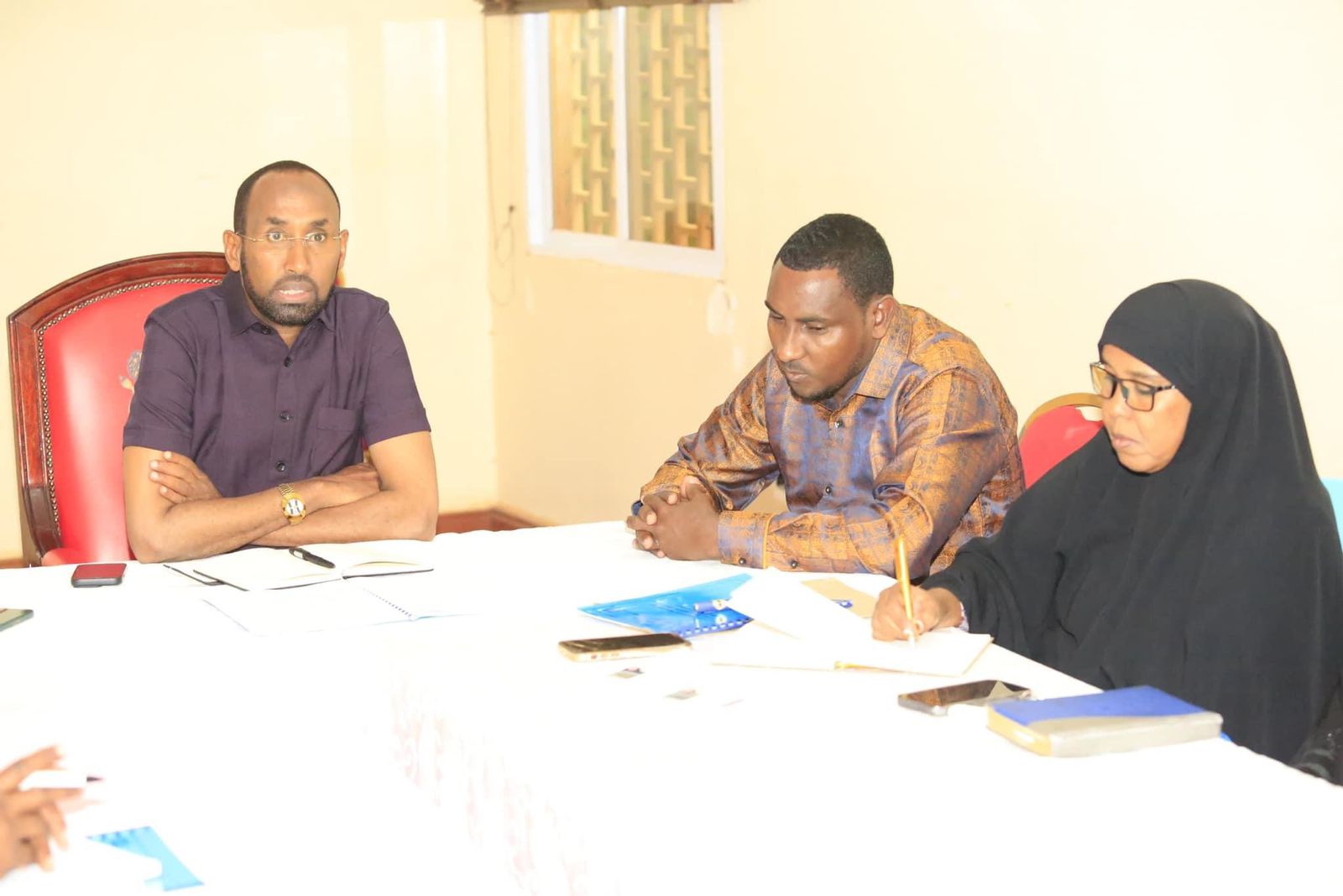 Committee recommends airfare reduction in Mandera-Nairobi route following public outcry - Mandera Governor Mohamed Khalif meeting with the Ad hoc committee who presented to him the report on high airfares.