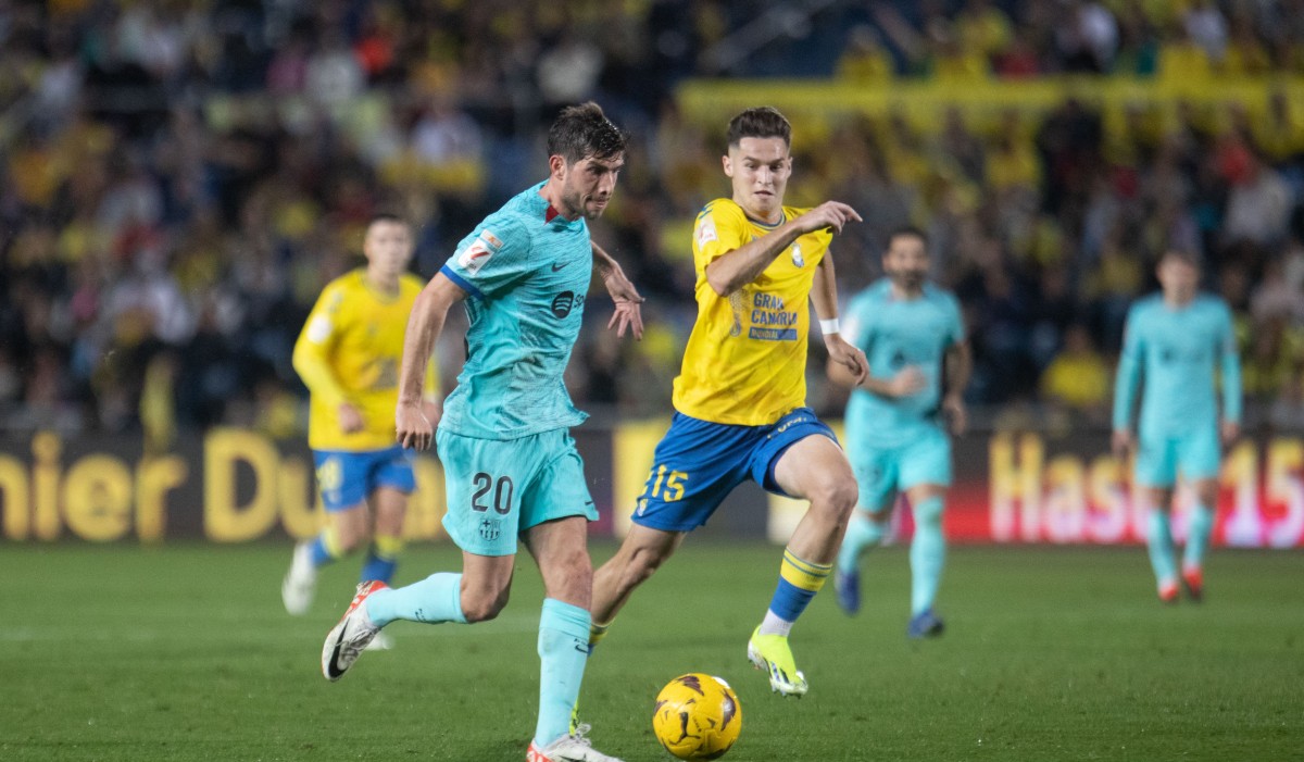 Late Gundogan penalty keeps Barca title defence alive at Las Palmas
