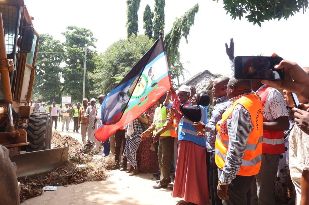 Boost for Kwale farmers after tarmacking of Tiwi-Vinuni road begins