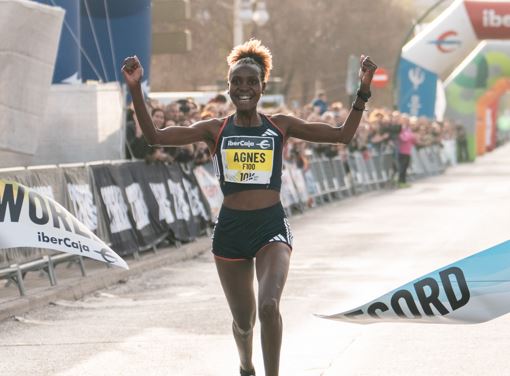Featured image for Kenya's Agnes Ngetich breaks 10km World Record in Valencia