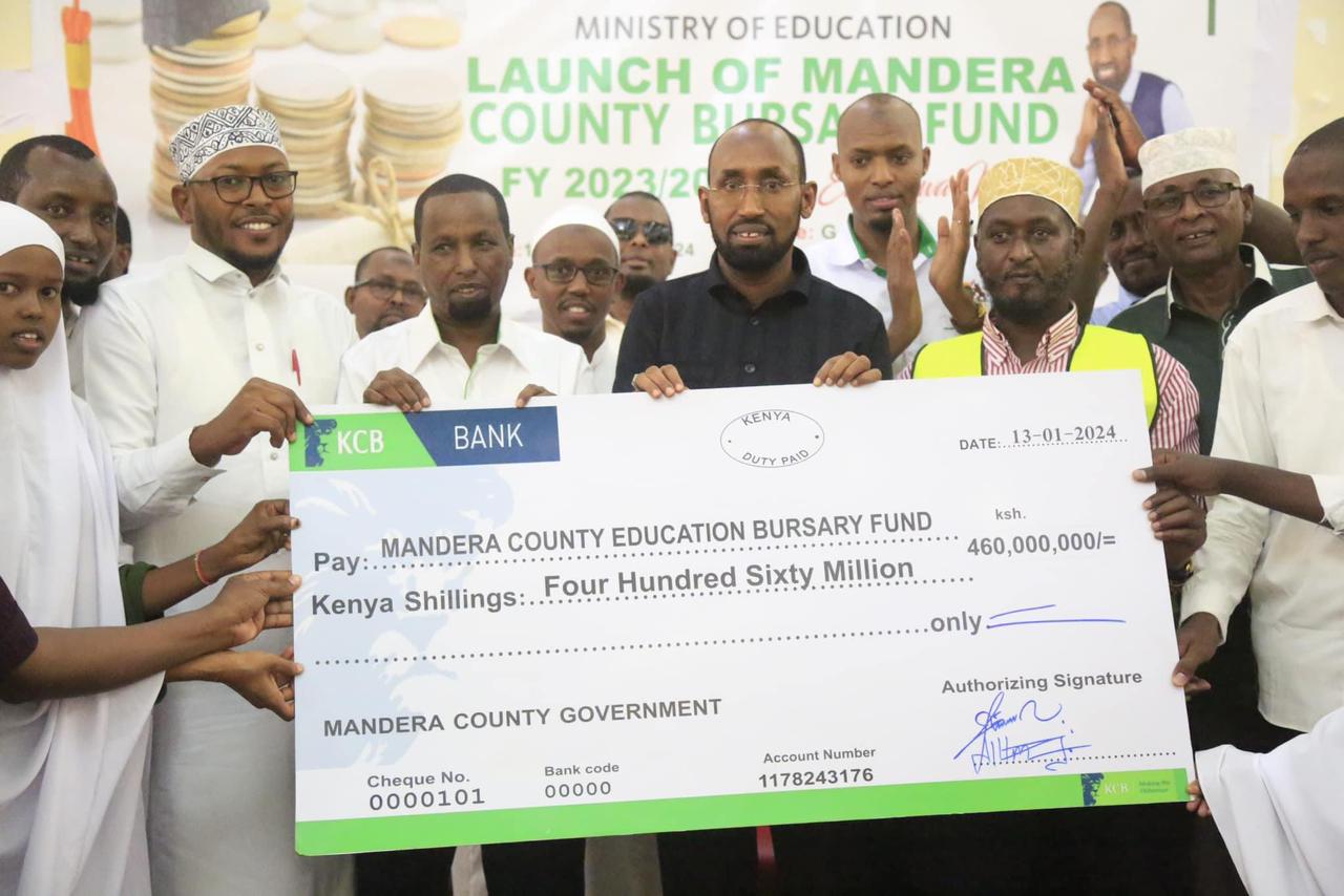 Governor Mohamed launches Sh850 million bursary scheme, 100,000 students to benefit - Mandera Governor Mohamed Khalif holding a dummy cheque during the launch of Elimu Kwa Wote bursary scheme.