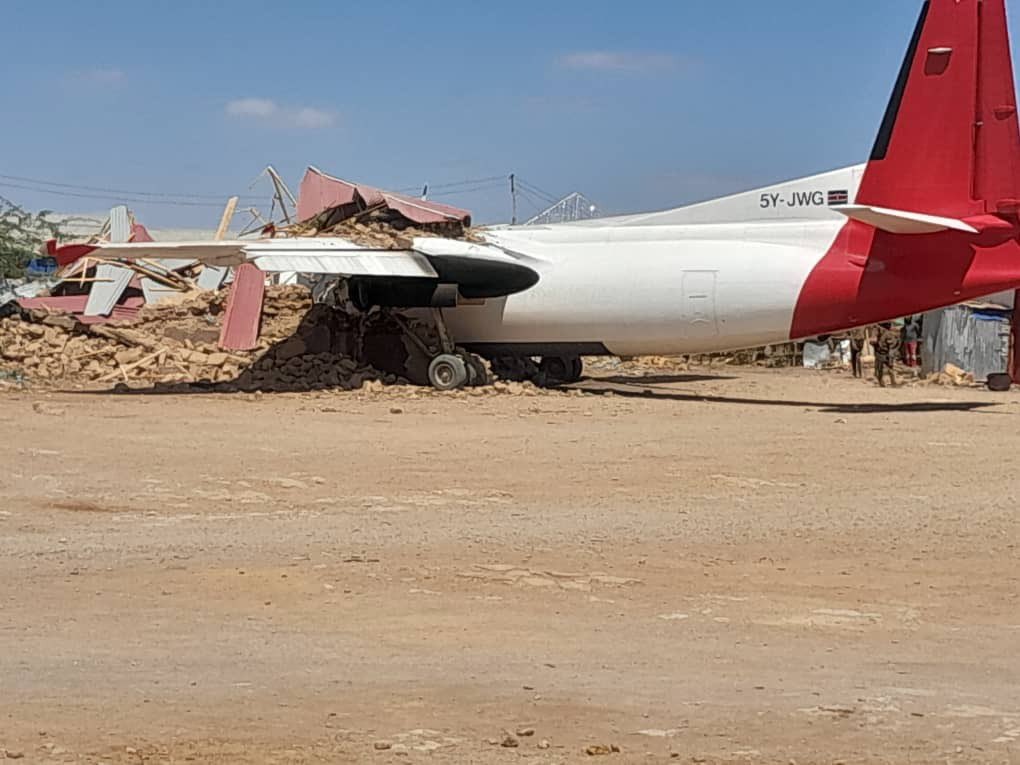 Pilot killed, 2 injured after cargo plane crash-lands in Somalia - The wreckjage of the Jetways Airlines plane that crash-landed in Somalia on Janaury 18, 2024. (Photo: Arlaadi Media)