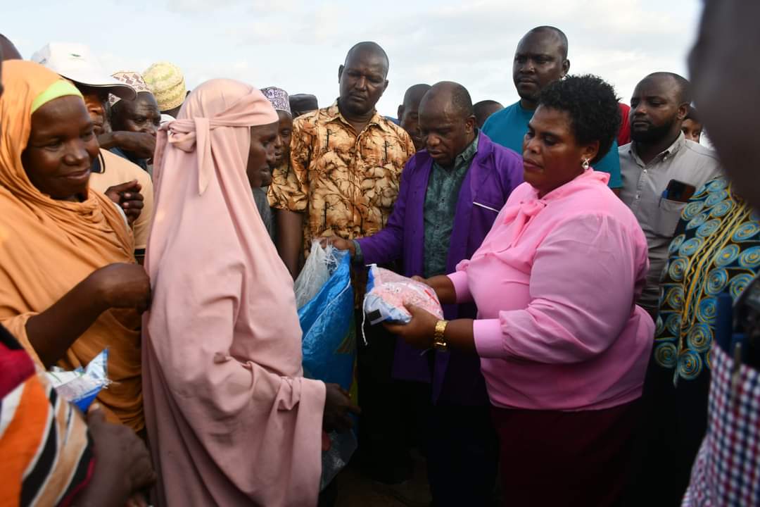 Tana River donates seeds, fertilisers and insecticides to farmers