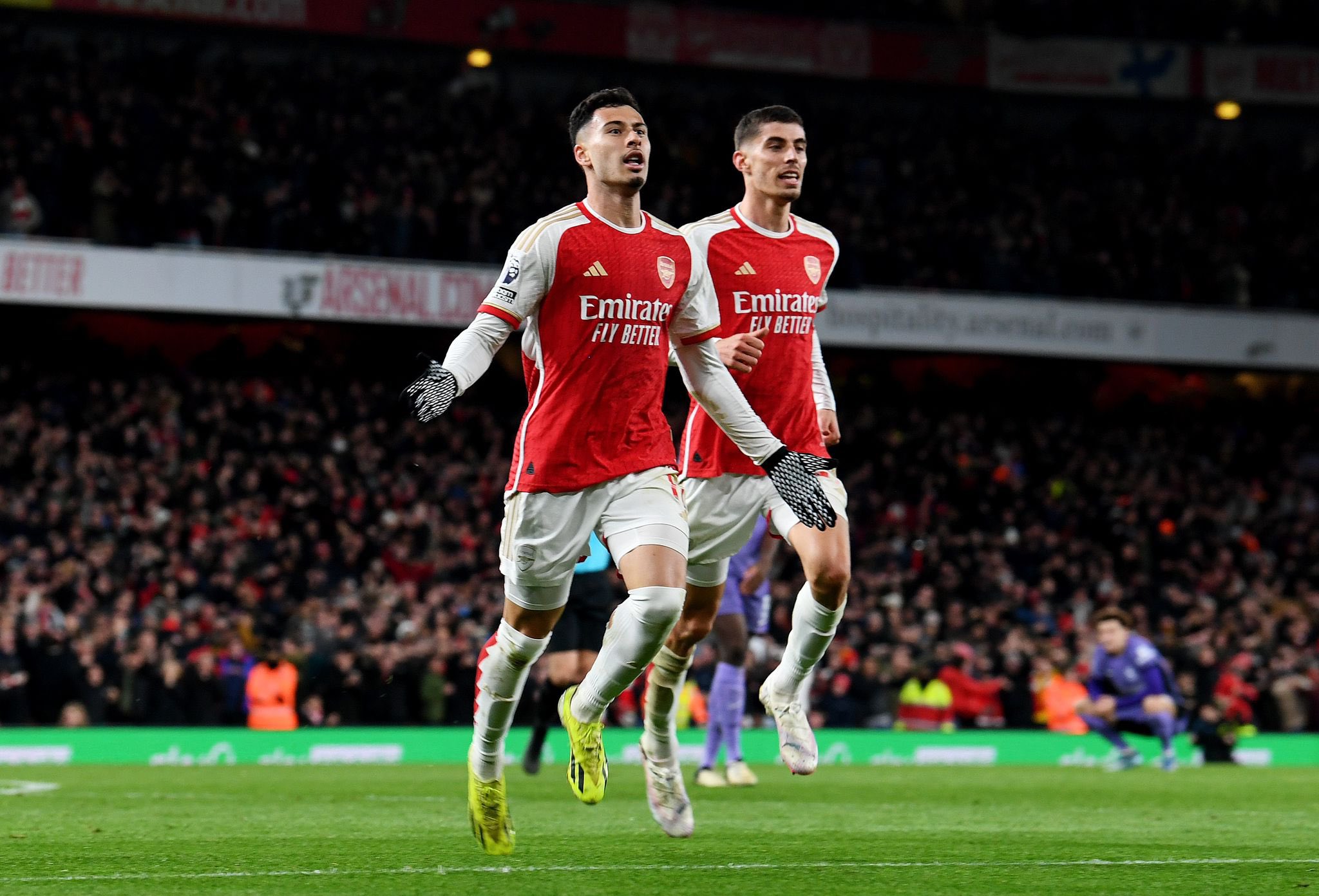 Arsenal beat Liverpool to ignite EPL title race, Chelsea thrashed by Wolves