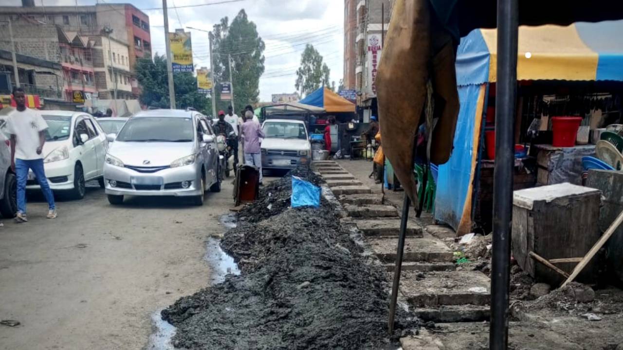 Eastleigh businesses call for swift sludge removal on General Waruingi Street - Mounting heaps of sludge extracted from drainages on General Waruingi Street in Eastleigh raise concerns among local businesses and residents. (EV)