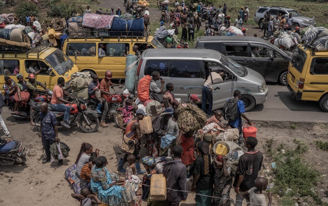 Goma under threat of violence as M23 rebels stage fresh attacks - People gather at a busy road while carrying some of their belongings as they flee the Masisi territory following clashes between M23 rebels and government forces, at a road near Sake, the DRC, on February 7, 2024. (Photo: Aubin Mukoni/ AFP)