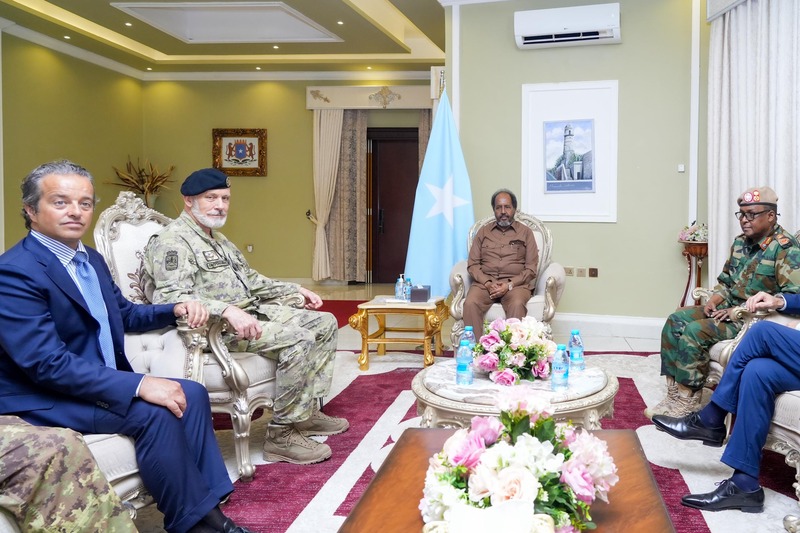 Somalia, Italy discuss military support and cooperation - President Hassan Sheikh has today received Admiral Giuseppe Cavo Dragone, Chief of the Defence Staff of Italy. (X/Villa Somalia)