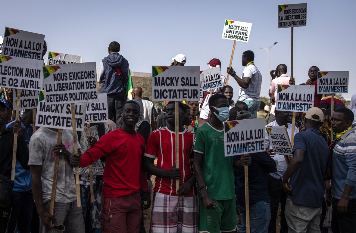 Hundreds protest in Senegal to demand speedy elections