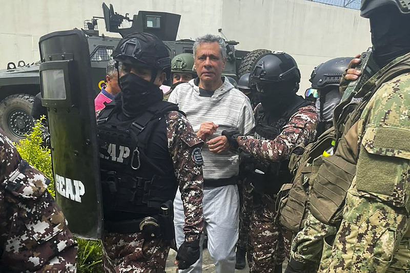 Featured image for Mexico diplomatic staff leave Ecuador after embassy raid