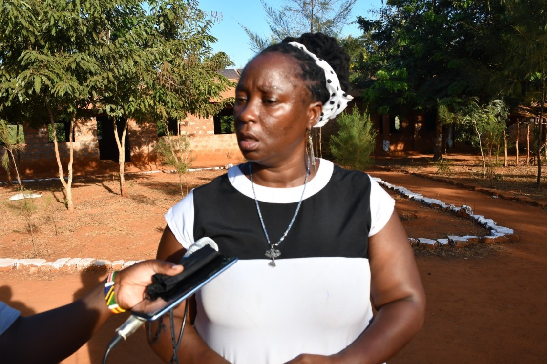 Elvina Karisa, the BOM chair Ziwani Primary School aaddresses the media at a fundraiser at the institution where parents raised more than Sh400,000 for renovations, on Thursday, April 4, 2024 (Photo: Farhiya Hussein)