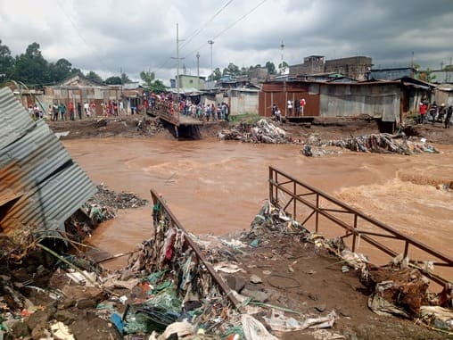Nairobi floods: Kiambiu residents stranded as footbridge collapses