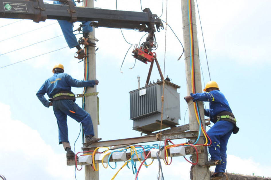Kenya Power electricians at work. (Photo: Kenya Power)