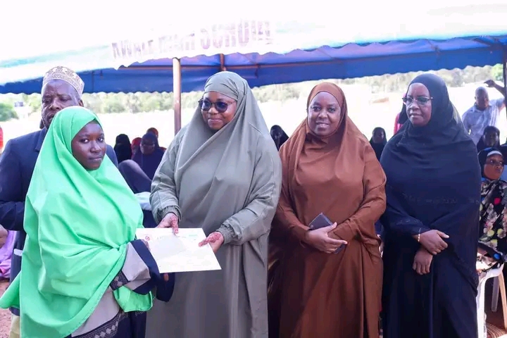 Kwale Governor Fatuma Achani awarding students with certificates in a meeting held by the Jumiya ya Madrasa za Kwale on Sunday, April 28, 2024