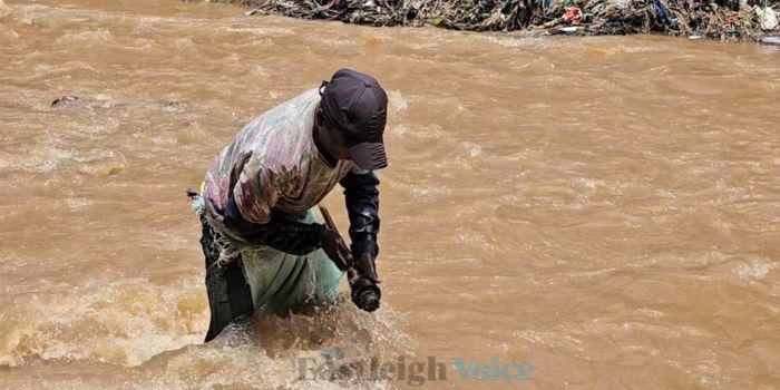 Floods bring blessing for youth harvesting metals from Nairobi River for resale