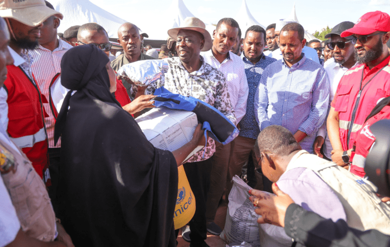 Deputy President Rigathi Gachagua distributing food to families affected by floods in Garissa County on 