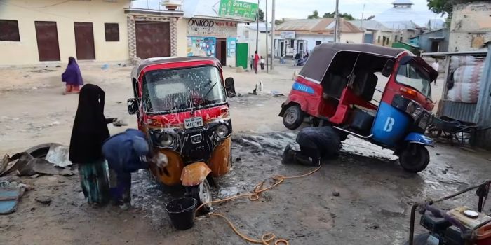 Mogadishu: Four sisters defy gender norms by washing tuk-tuks to support family