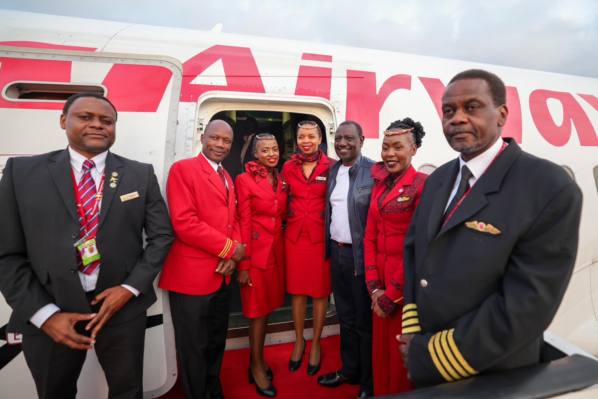 President William Ruto poses for a photo with Kenya Airways (KQ) crew at JKIA on Monday, June 17, 2024.. (Photo: PCS)