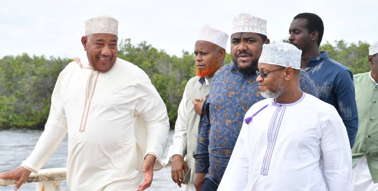 Lamu County’s diverse leadership proves voters are discerning and non-party-aligned - Lamu Governor Issa Timamy and Chief Kadhi Athman Abdulhalim engage ahead of a series of community engagements aimed at creating space for dialogue and peace building in the county on September 15, 2023. (Photo: Judiciary) 