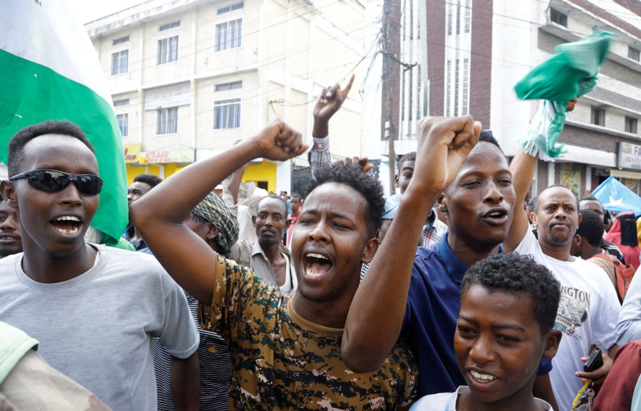  Somalis react during a march against the Ethiopia-Somaliland port deal along KM4 street in Mogadishu, Somalia January 11, 2024. REUTERS/Feisal Omar/File Photo