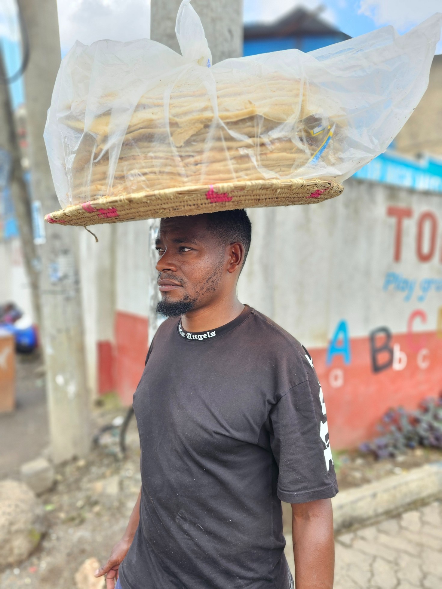 Alo Osmna delivering injera in Eastleigh, Nairobi. (Photo: Abdirahmna Khalif) 