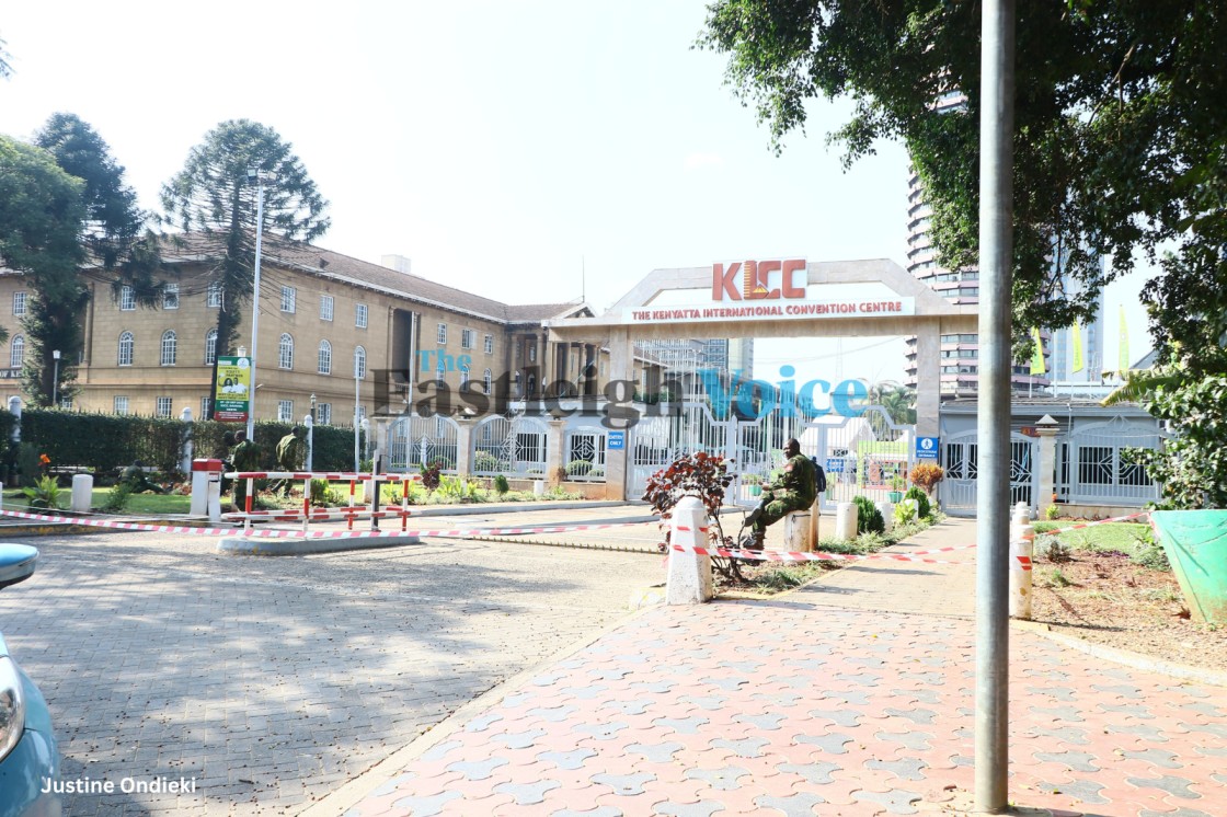 Court orders government to pay Sh40 million to contractor over cancelled KICC project - A police officer guards the Kenyatta International Convention Centre (KICC) on July 4, 2024. (Photo: Justine Ondieki) 