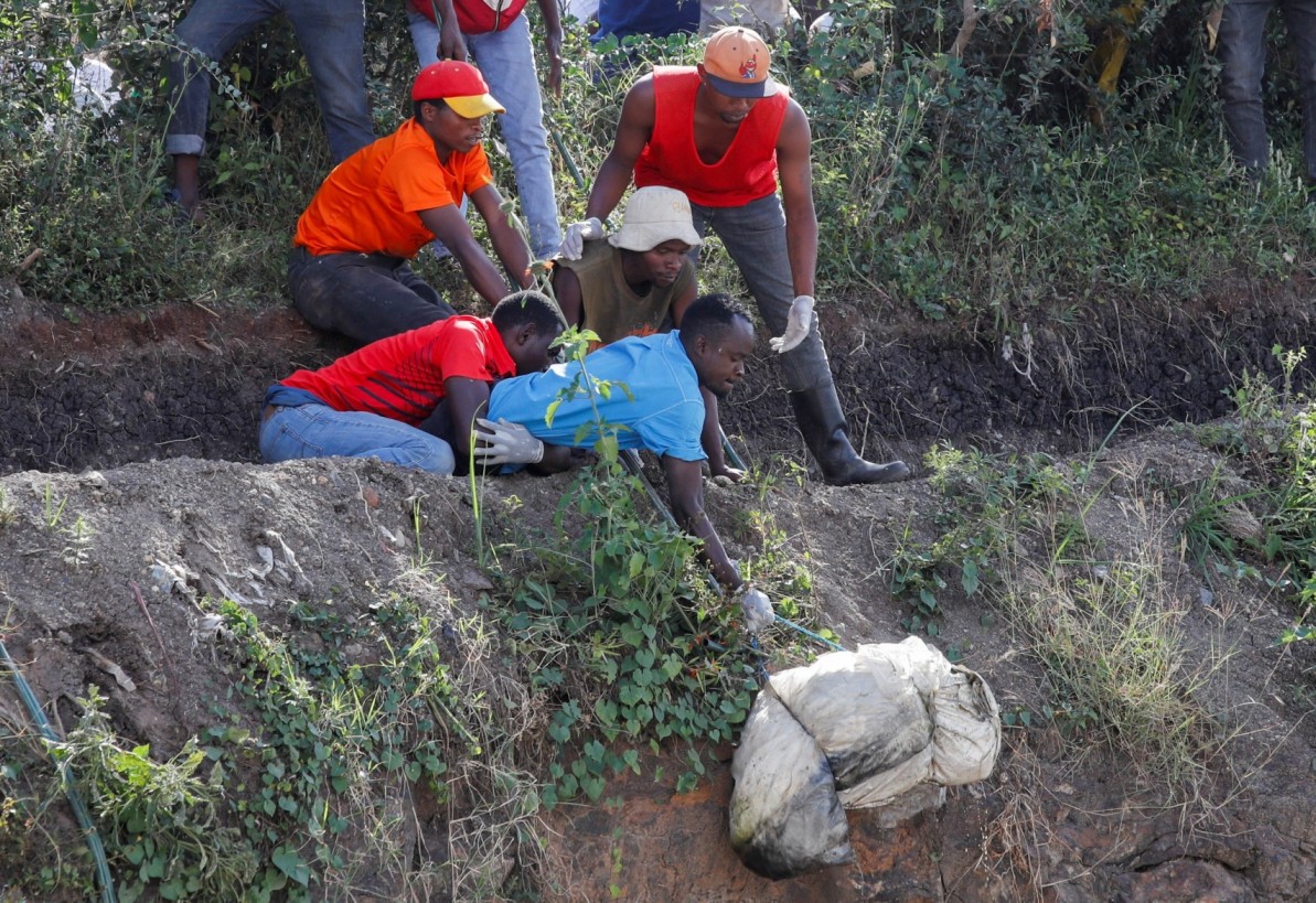 Rights groups fear cover-up in Mukuru kwa Njenga mass deaths - Volunteers carry a body of an unknown person retrieved, with seven others, from a dumpsite in Mukuru slums, in Nairobi, Kenya, July 12, 2024. (Photo: REUTERS/Monicah Mwangi/File Photo)