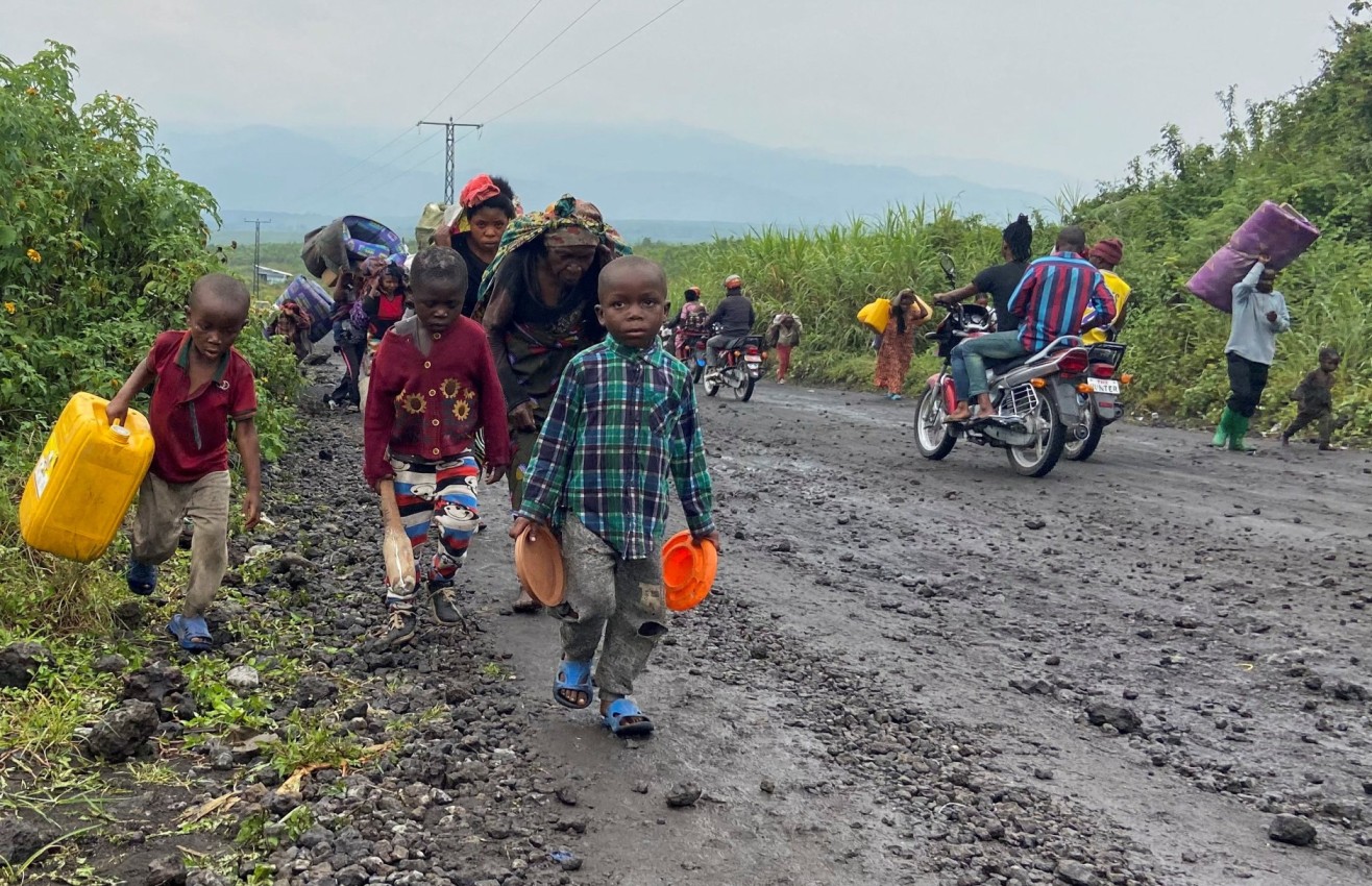 Truckers face losses as armed gangs cash in on eastern DRC’s instability - Civilians carry their belongings as they flee after heavy gunfire that raised fears of M23 rebels advancing along a road from Sake near Goma in the North Kivu province of the Democratic Republic of Congo, February 9, 2023. (Photo: REUTERS/Djaffar Sabit)