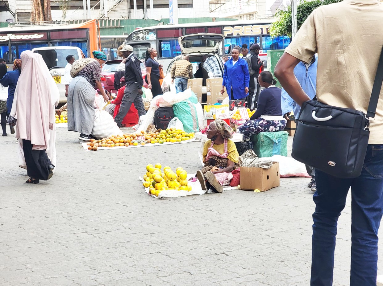 State’s uniform revenue plan for counties faces strong opposition - Hawkers selling their goods on a street in the Nairobi CBD.  (Photo: Ahmed Shafat).