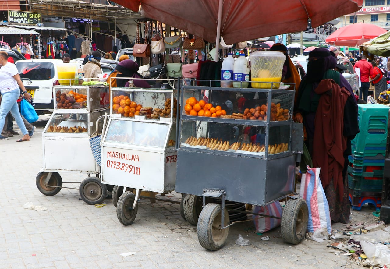 Eastleigh's evening snack trade creates jobs for hundreds of women - A young woman sells Somali snacks such as Nafaqo, Samosas, and Bur along Jam Street in Eastleigh, Nairobi. (Photo: Abdirahman Khalif)