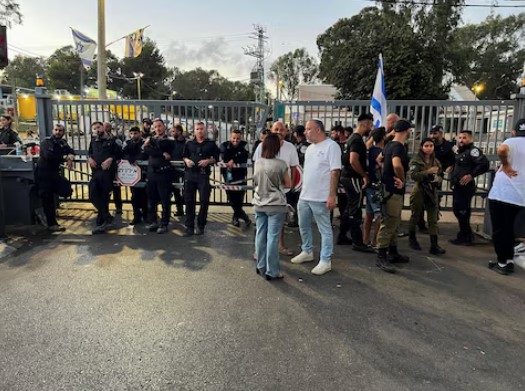 Palestinian prisoner group demands international inquiry into abuse allegations - Israeli police, soldiers and protesters gather at a military base, after Israeli military police opened an investigation into the suspected abuse of a Palestinian detainee, in Netanya, Israel July 29, 2024. (Photo: REUTERS/Rami Amichay/File Photo)