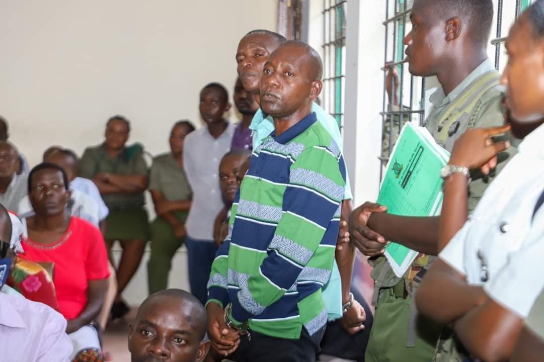 Shakahola: Gruesome details surface as Mackenzie's manslaughter case begins - Self-proclaimed pastor Paul Mackenzie (2nd left) and other suspects in the Shakahola massacre at the Tononoka Children’s Court in Mombasa County on January 25, 2024. (Photo: Farhiya Hussein/EV)