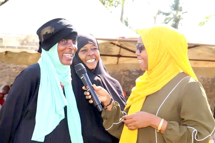 Kwale’s community wellness fun day reconnecting parents with their children - Mwanasha Kuania (right), the project officer at the Samba Sports Youth Agenda, speaks with parents during a community wellness fun day in Kwale County. (Photo: Mishi Gongo/EV)