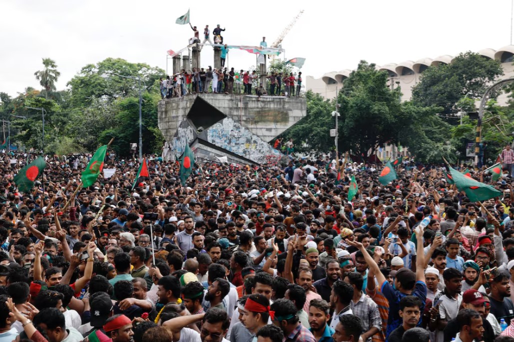 Bangladesh awaits interim government, army chief to meet protesters