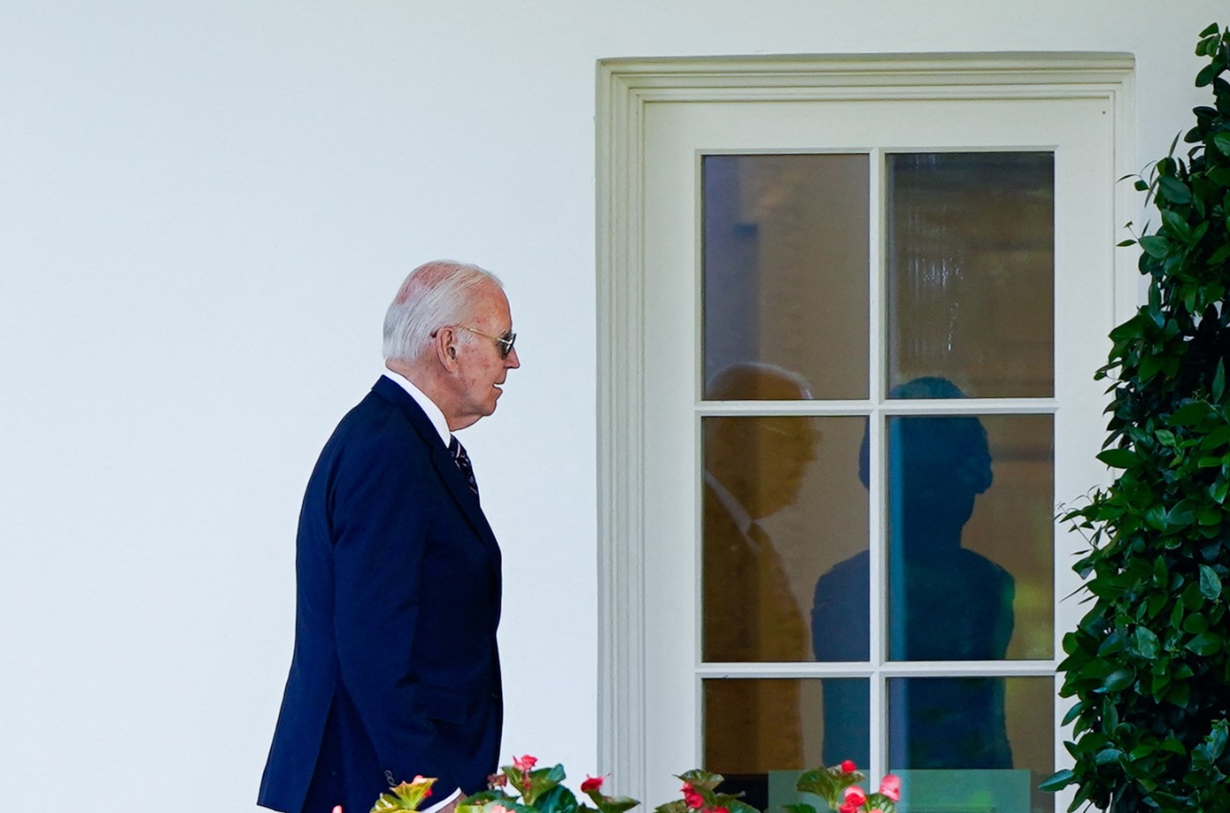 U.S. President Joe Biden walks to the Oval Office from Marine One as he returns to the White House in Washington, U.S., August 12, 2024. REUTERS/Elizabeth Frantz