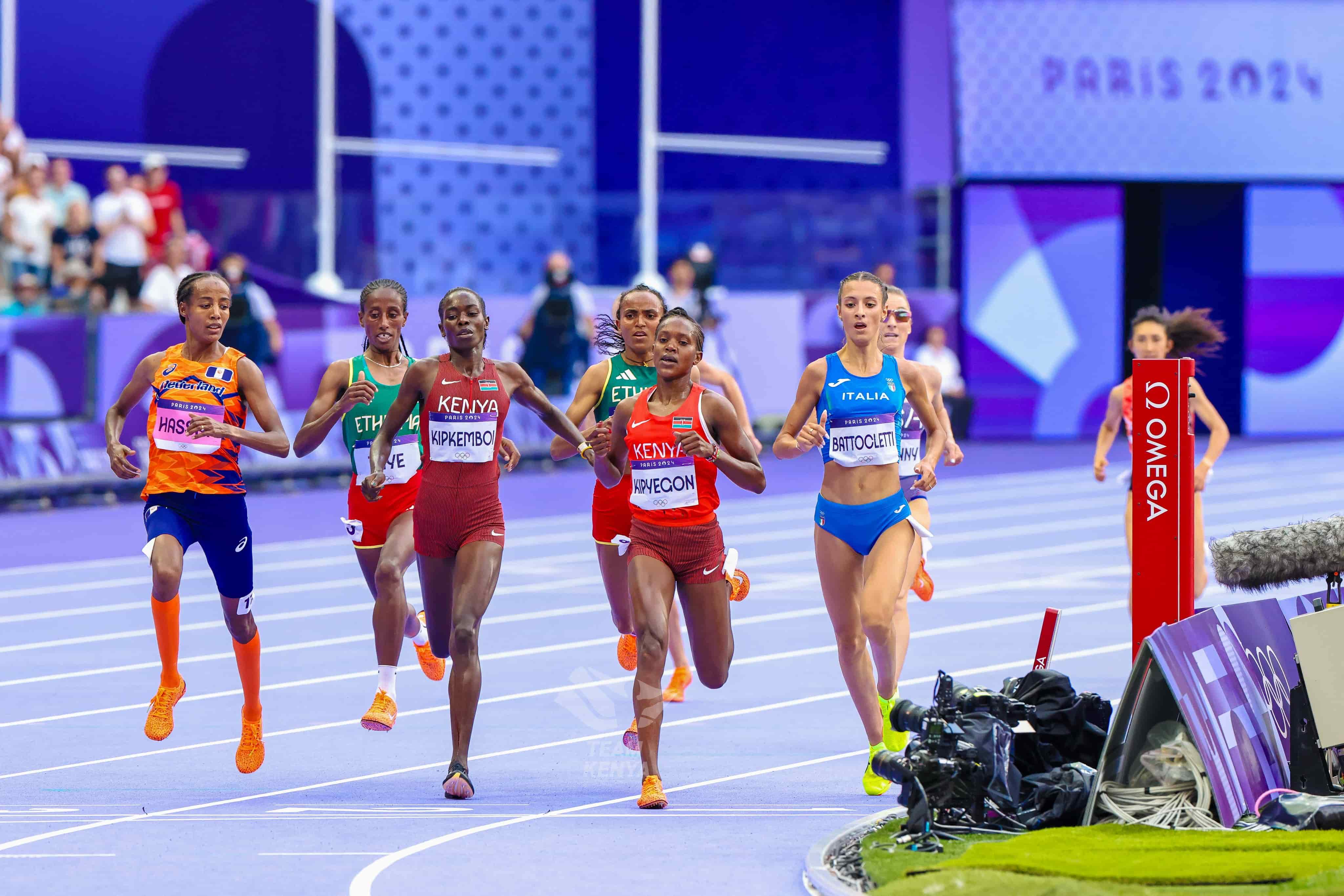 Kipyegon and Chebet win heats as Kenyan trio make women's 5000m final - Faith Kipyegon on her way to winning heat one of the 5000m race (C) NOCK