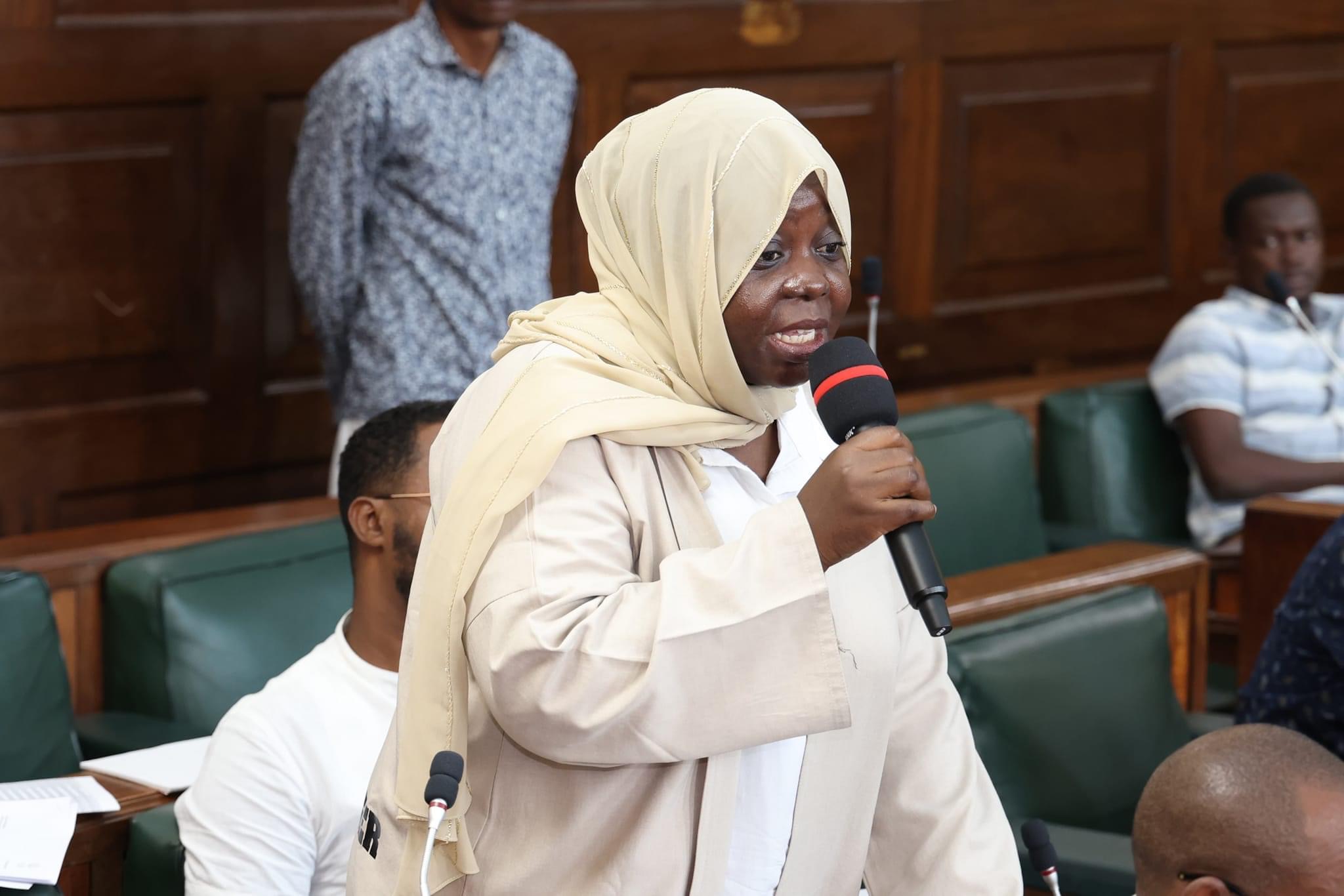 Kadzandani MCA Fatuma Kushe poses a question to Mombasa Education CECM Dr Mbwarali Kame who appearwed before the County Assembly’s Committee on Education on Wednesday, August 21, 2024. (Photo Farhiya Hussein)