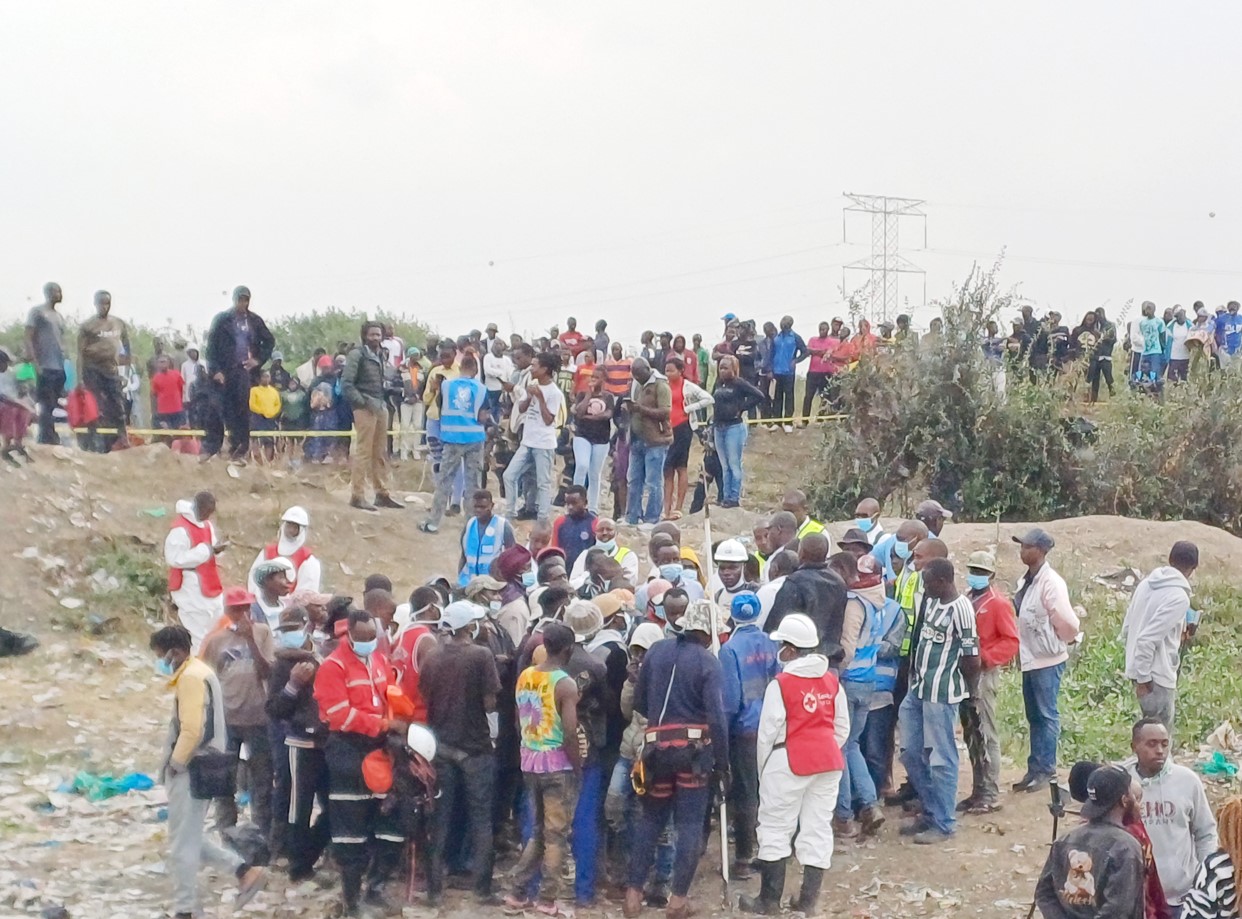 Homicide detectives briefing volunteers involved in the search and retrieval of bodies. in July 2024. (Photo: Mary Wambui, EV)