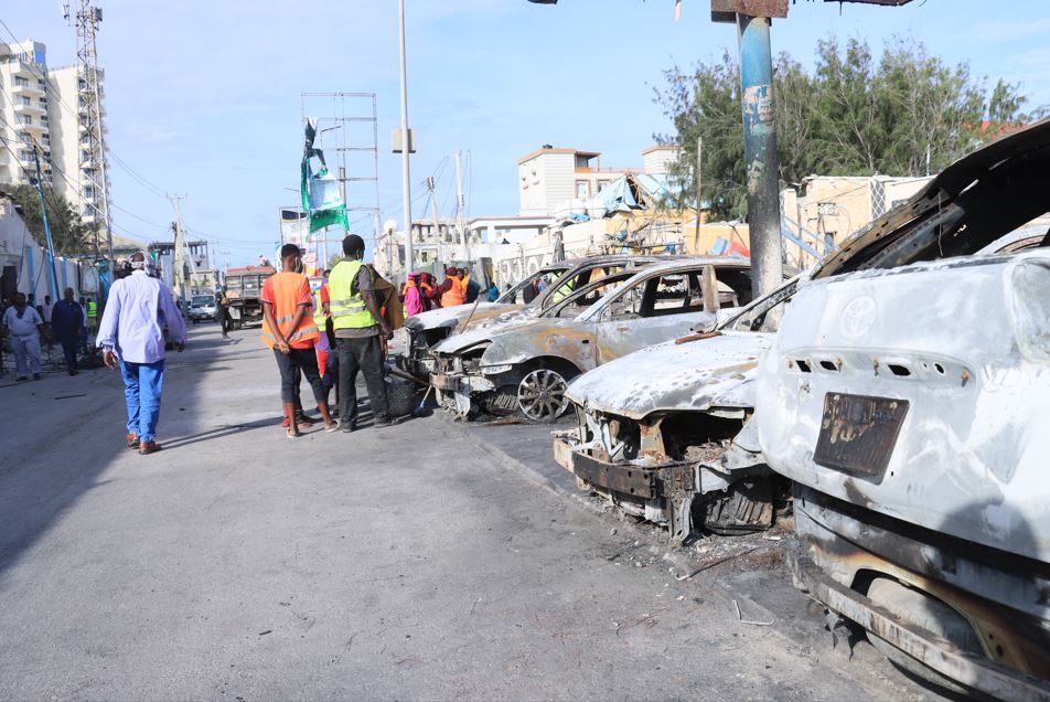 Survivors’ tales of night of terror after bomb attack at Mogadishu's Liido Beach - City cleaners clean the Liido Beach Road near burnt cars in the aftermath of the terrorist attack. (Photo: Hassan Mohamed)