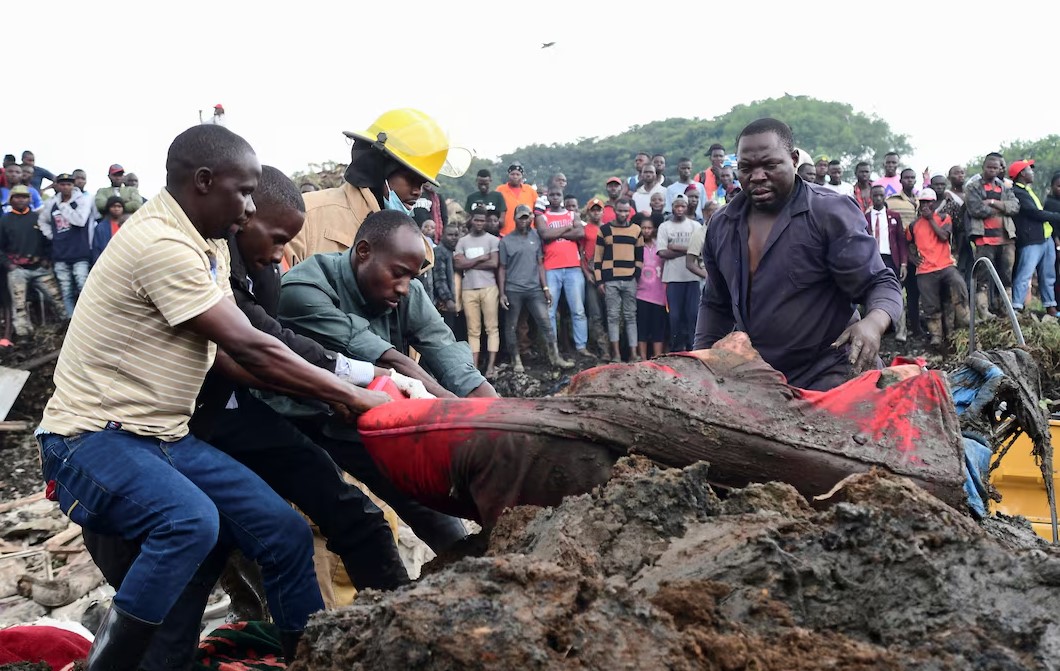 Volunteers remove rubble to search for the bodies of residents killed by a landslide due to heavy rainfall in a landfill known as Kiteezi that serves as garbage dumping site, in the Lusanja village, outside Kampala, Uganda August 10, 2024. (Photo: REUTERS/Abubaker Lubowa)