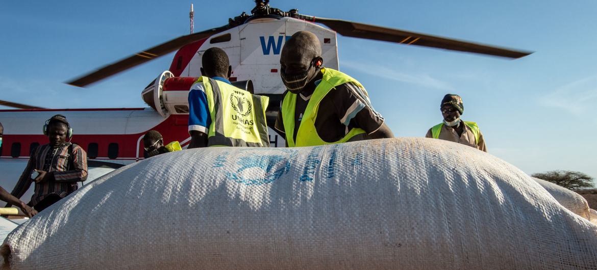 UNHAS staff unload aid supplies in Burkina Faso. Photo: (WFP/Benoit Lognone)