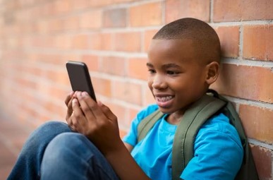 The risks of unrestricted screen time for your child's health - A boy using a mobile phone. (Photo: Shutterstock)