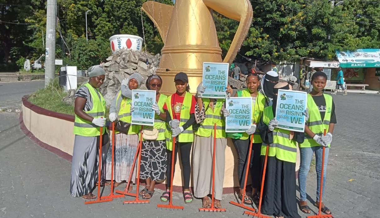 New app seeks to help tackle persistent garbage menace in Mombasa - Baus Taka eco champions from local communities preparing to collect garbage in Mombasa Old Town. The organisation is using technology to streamline garbage collection.  (Photo: Farhiya Hussein)