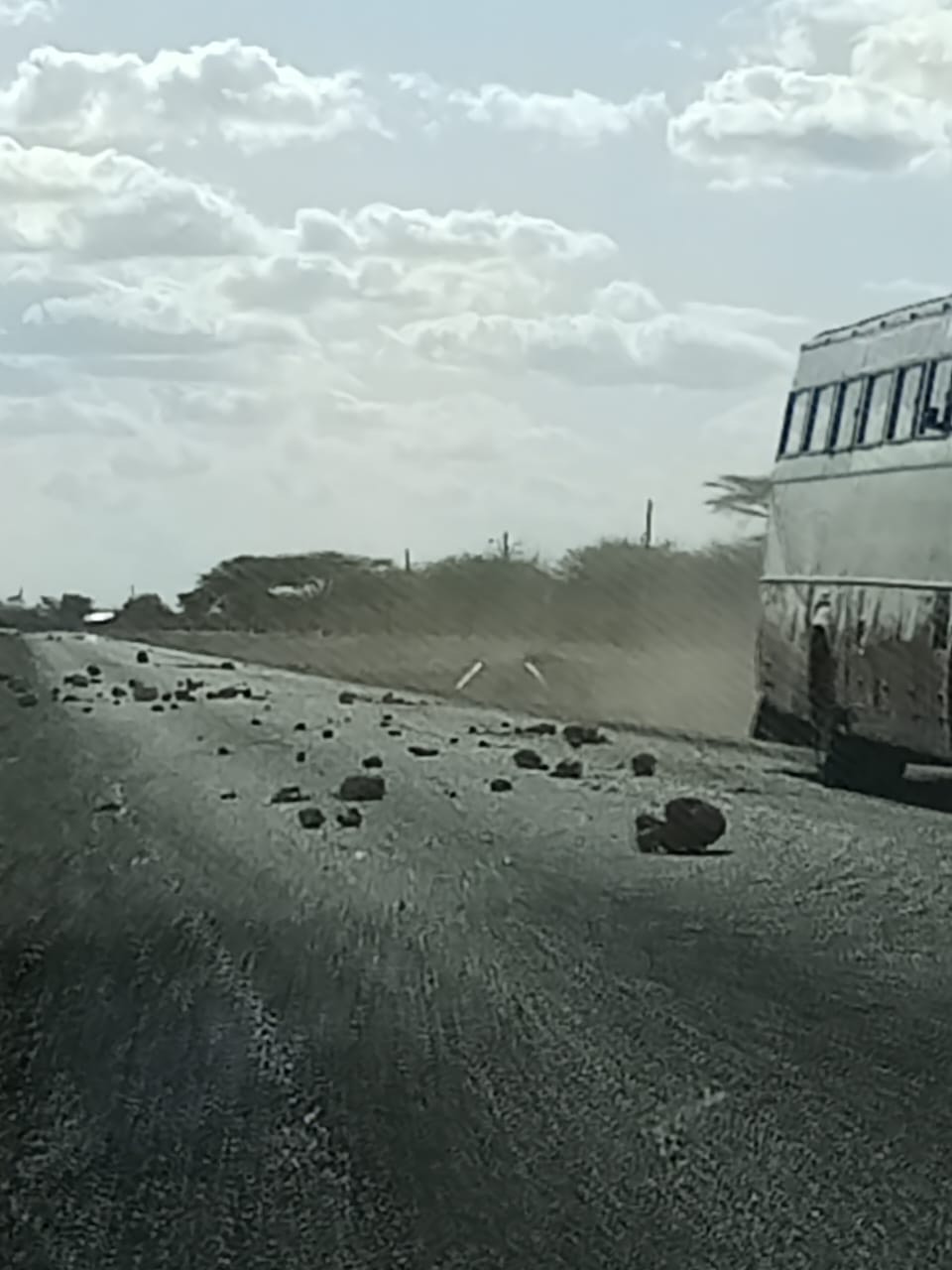 Vehicles navigate around stones as they attempt to avoid the barricade set up by armed youths on the Garissa-Nairobi highway. (Photo: Handout)