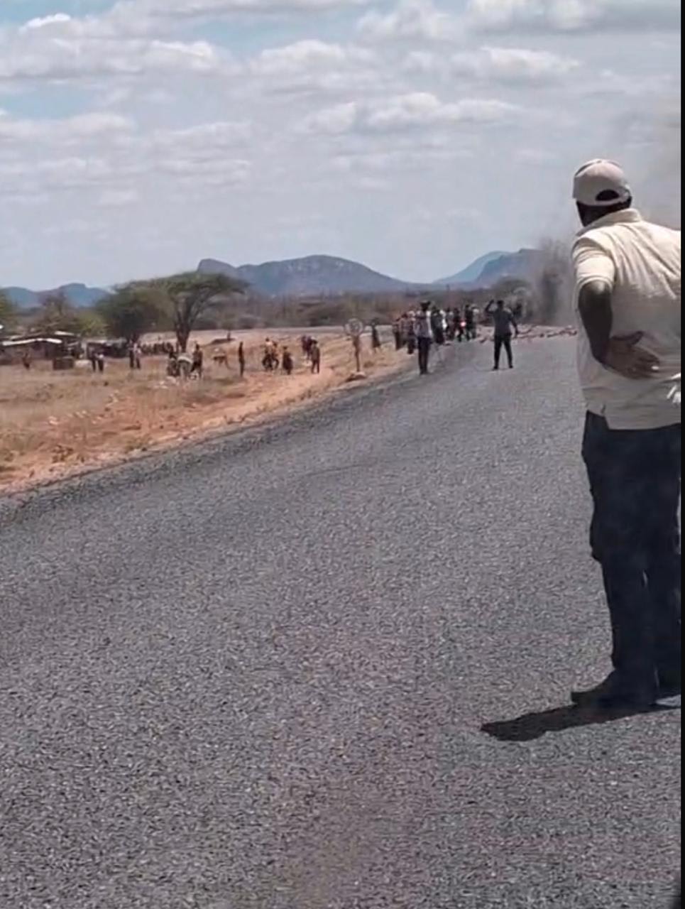 Passengers stranded at a barricade set up by armed youths on the Garissa-Nairobi highway on Sunday, August 8, 2024. (Photo: Handout)