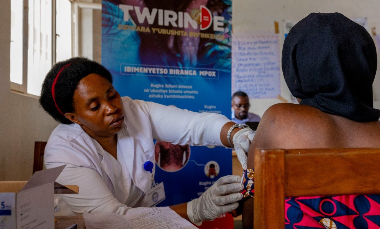 Africa CDC says more than $800 million pledged for mpox response - A Rwandan medic administers the mpox vaccine. (Photo: X/Ministry of Health, Rwanda)